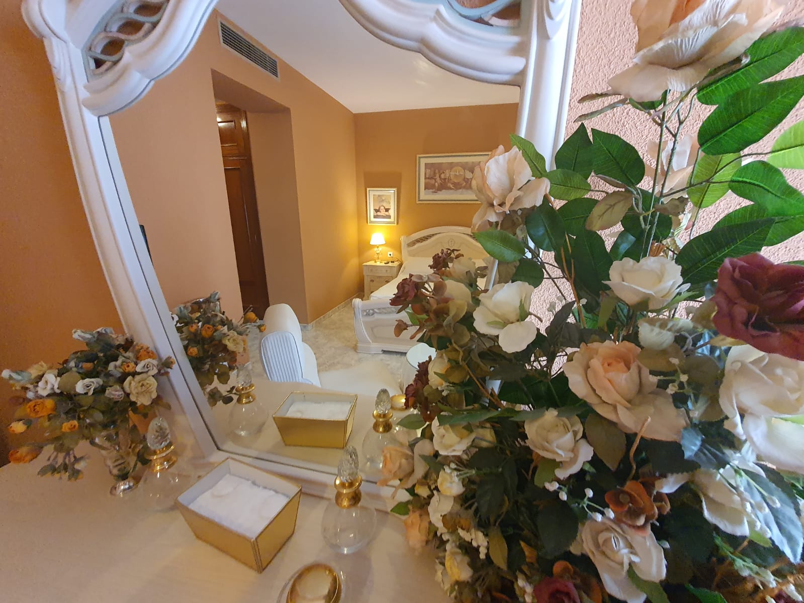 Habitación doble de Hostal Javi, en Belmez, vista desde el espejo decorado con flores.